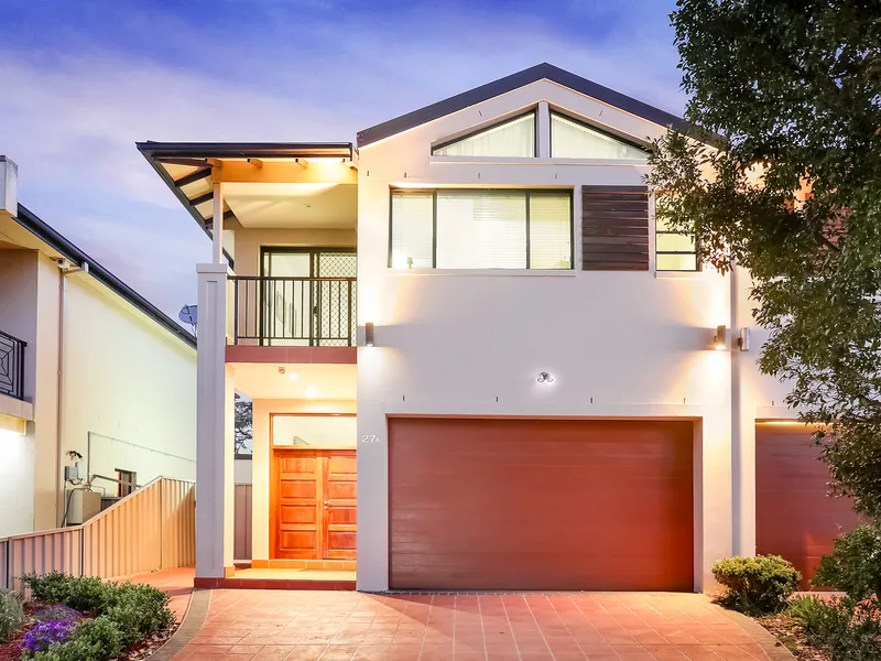 Beautifully maintained duplex in the heart of Peakhurst!