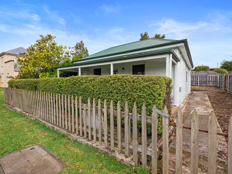 Contemporary home meets 1910's federation charm.