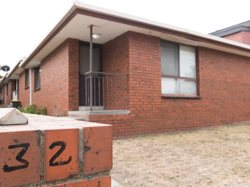 QUIET STREET LOCATION 