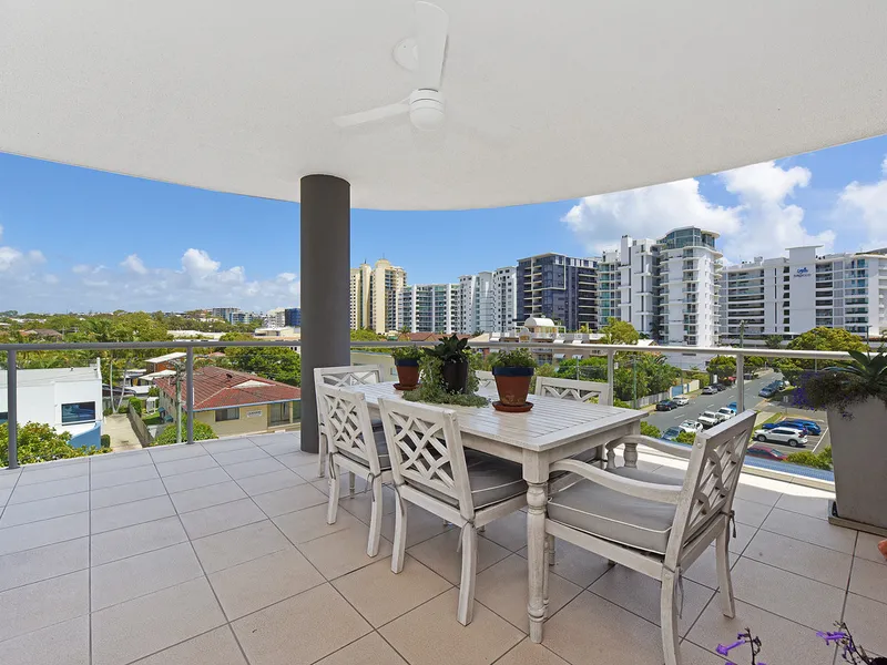 Stylish & Spacious Apartment One Block From The Beach!