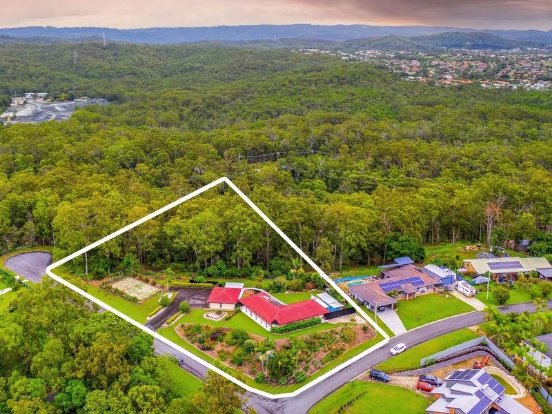 Acreage Estate in Prized Location on 4252m2 of land - Immaculate Residence .