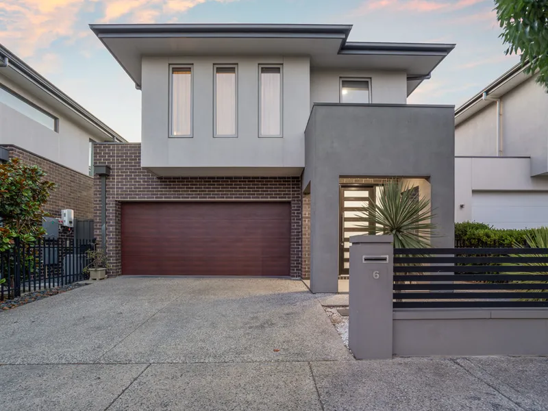 Sophisticated Family Living In Bustling Community