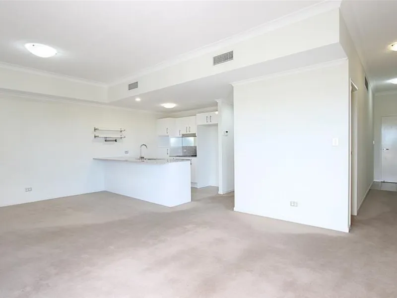 SPACIOUS AND BRIGHT APARTMENT CLOSE TO WESTFIELD CHERMSIDE