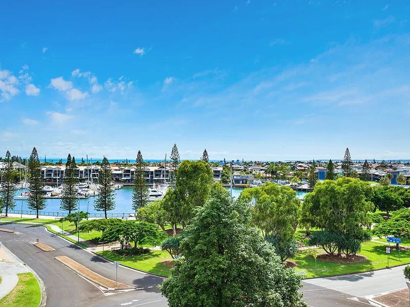 Penthouse Lifestyle Overlooking Raby Bay Harbour and Moreton Bay