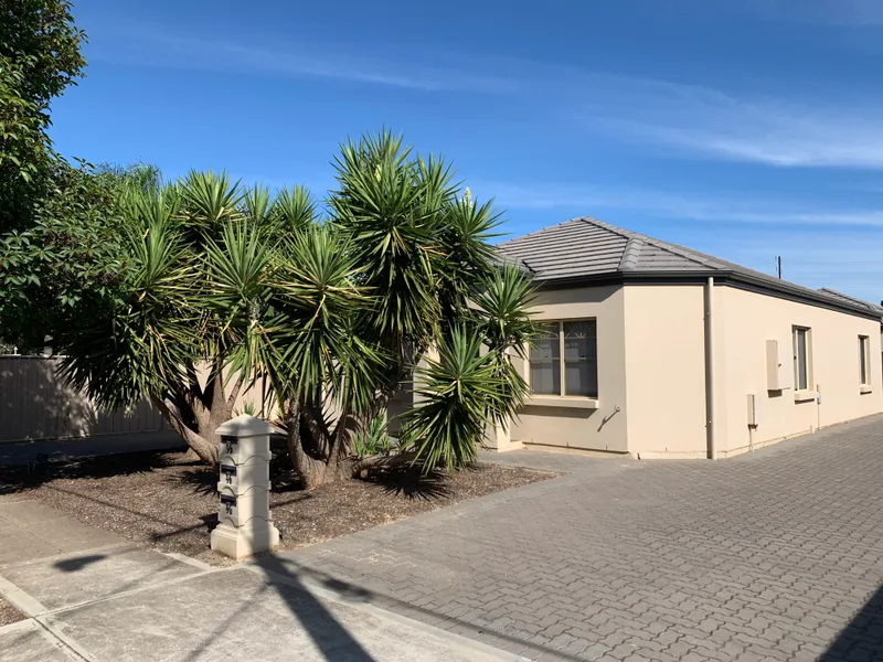 Modern 3 bedroom courtyard home in convenient location