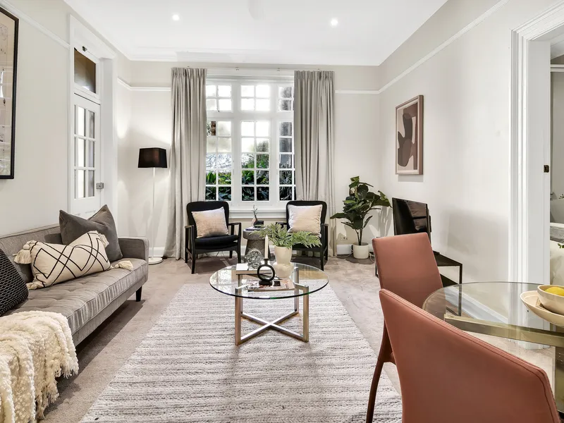 Cosy Character Apartment with Harbour Backdrop