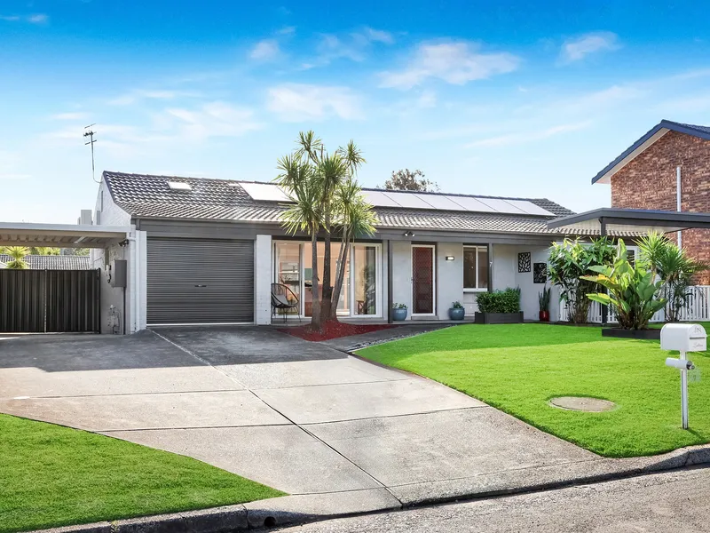 SINGLE-LEVEL HOME IN CUL-DE-SAC WITH MODERN FINISHES + POOL