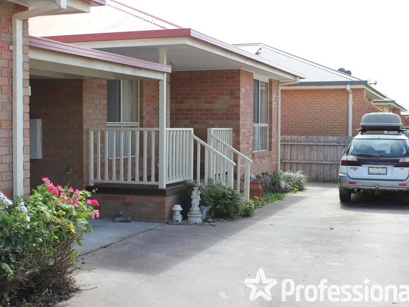 3 BEDROOM LARGE PRIVATE TOWNHOUSE IN PORT ALBERT. HOME OR HOLIDAY- THIS IS IT.