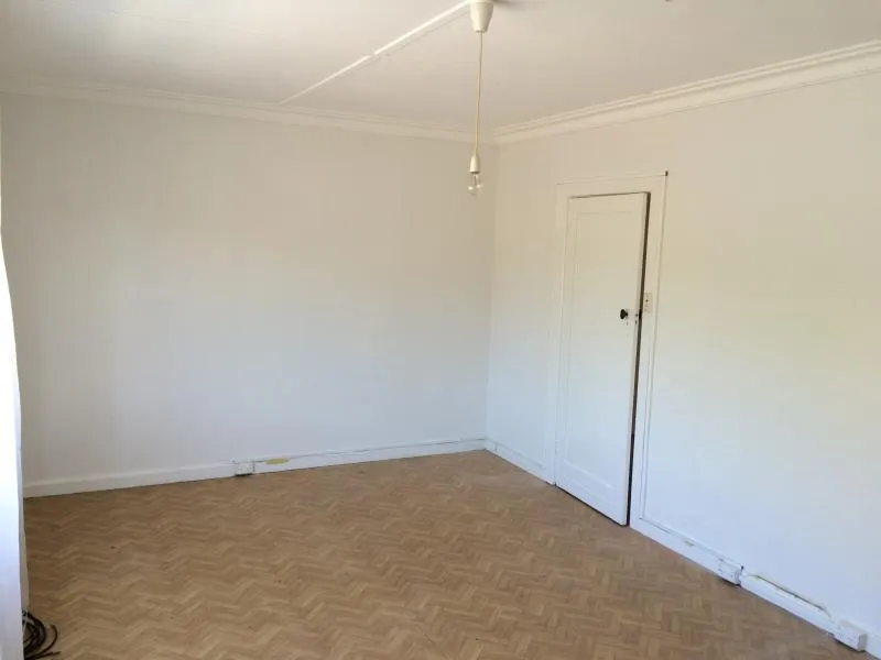 ADJACENT TO SHOPS, TRAM & WATTLE PARK - 1 BEDROOM APARTMENT