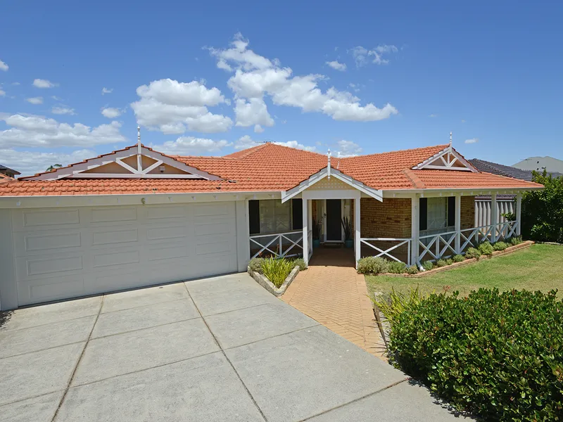 SUPERBLY PRESENTED SPACIOUS FAMILY STYLE HOME