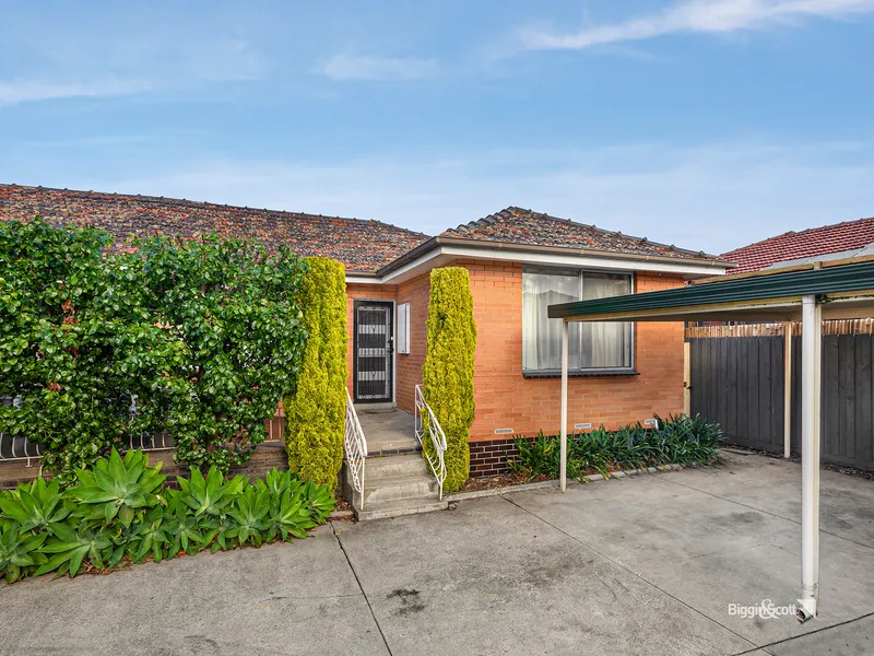 Lovely Two bedroom villa unit in a splendid location!