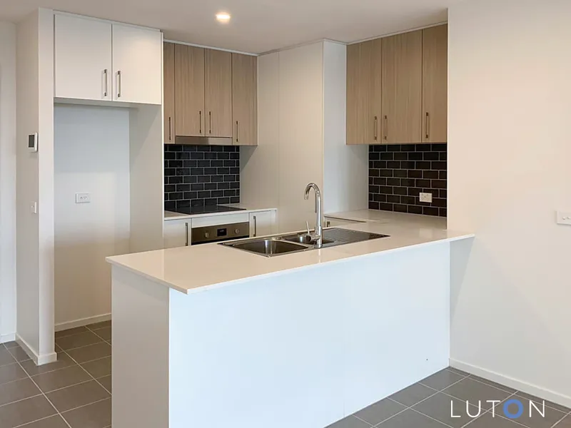 This unit is ready & waiting for you to move in!