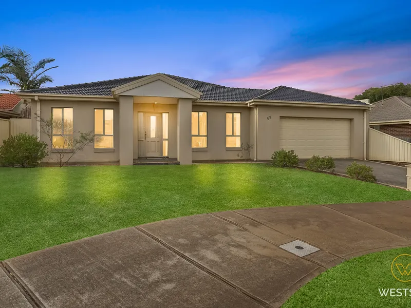 Fit for a King Living in Prime Location…!!!