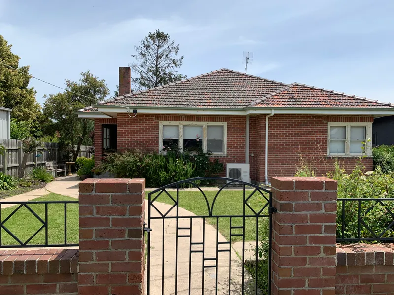 STYLISH BRICK HOME WELL LOCATED ON OVER 1000m2
