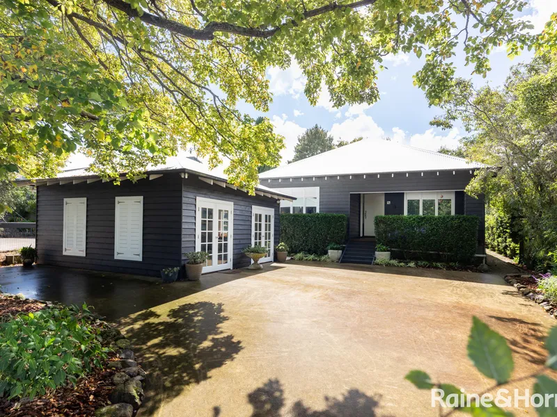 QUAINT & CHARMING - In the heart of Milton