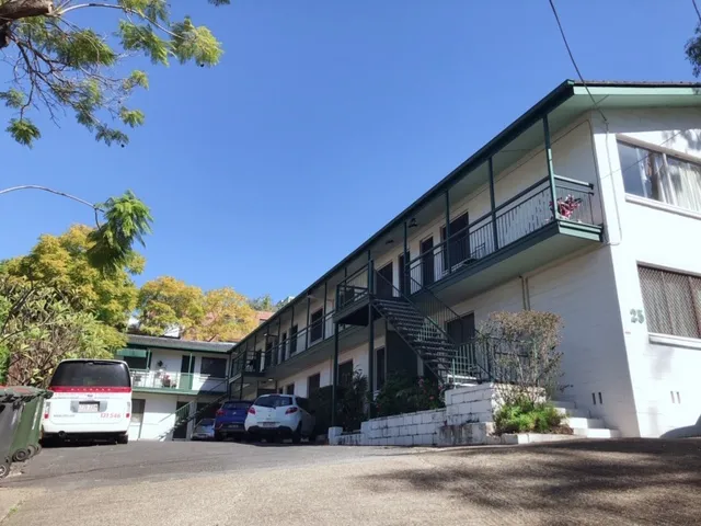 QUIET HILLSIDE UNIT ONLY 1.5KM TO UQ