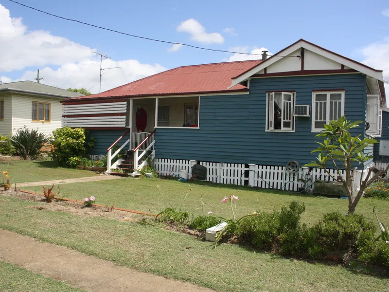 Room for All - Large 4 Bedroom + Sleepout Queenslander