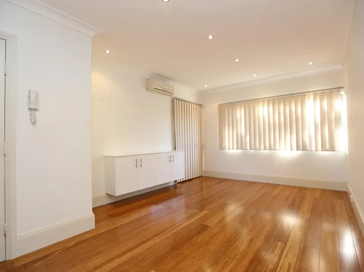 Affordable 2 bedroom apartment - close to rail