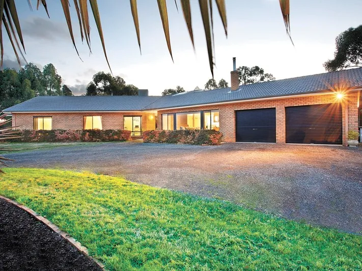 1.02HA (2.52 Acres) - Vast Family Home With Pool & Impressive Views