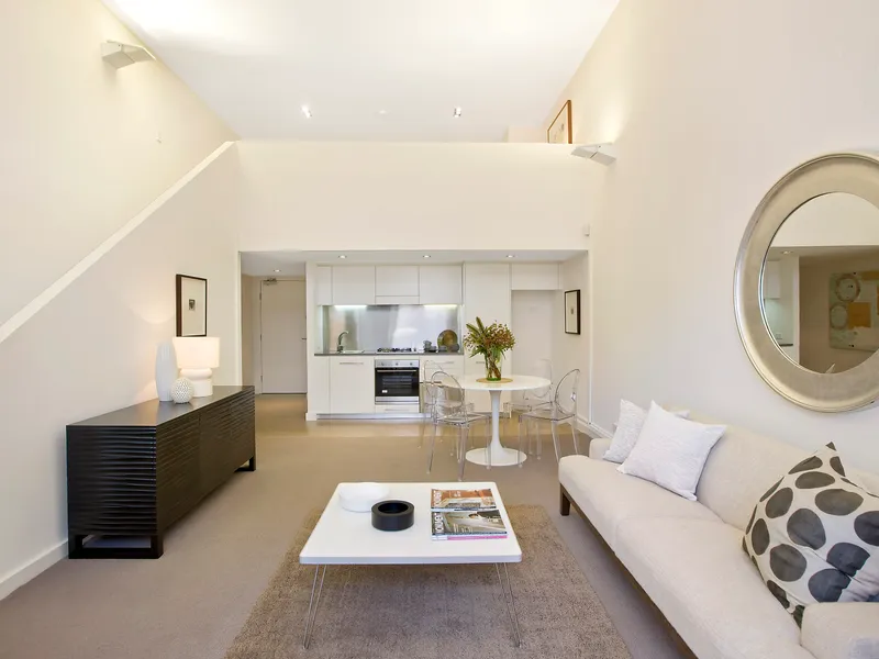DRAMATIC, SPACIOUS TERRACE IN UNIQUE WAREHOUSE CONVERSION