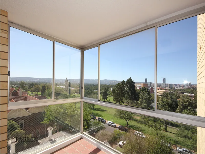 SPACIOUS 2 BEDROOM APARTMENT WITH A SENSATIONAL VIEW!