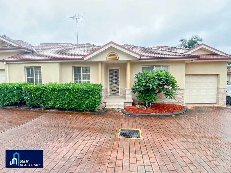 Spacious easy care 3 bedroom villa in a great location