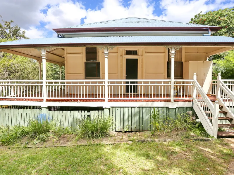 Walk to Indooroopilly Shopping centre, 4 bedroom house