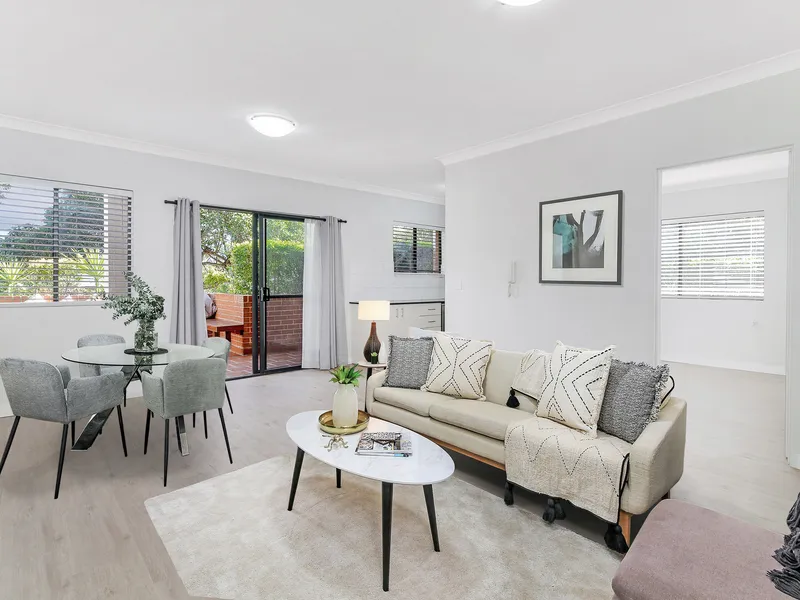 Ground Floor Updated Two Bedroom With Floorboard Throughout