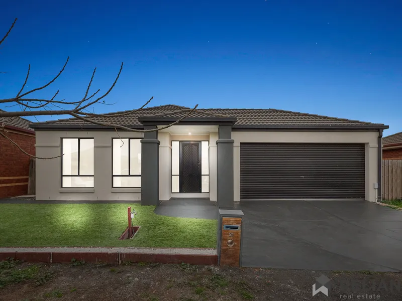 East facing splendour with massive living areas & that too only 700m walk to Thomas Carr College & Wyndham Village Shopping Centre!!!