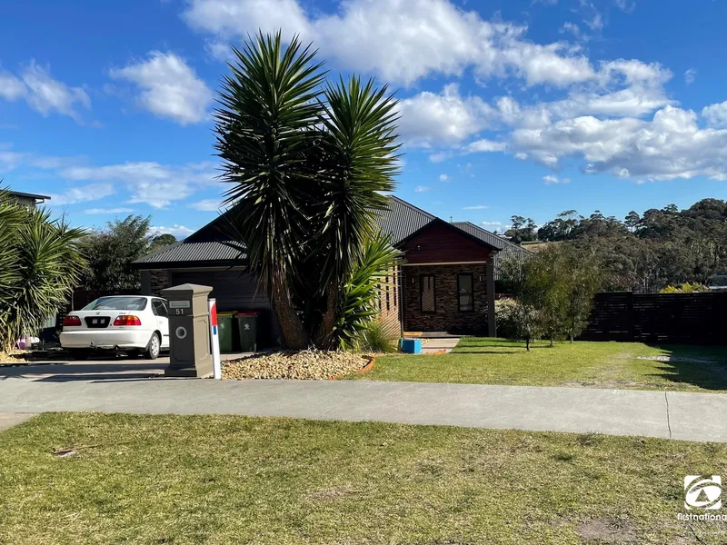 MODERN HOME IN GOLF COURSE ESTATE!