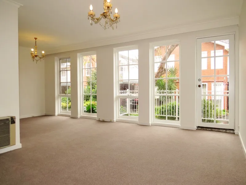 Spacious ground floor apartment with courtyard!