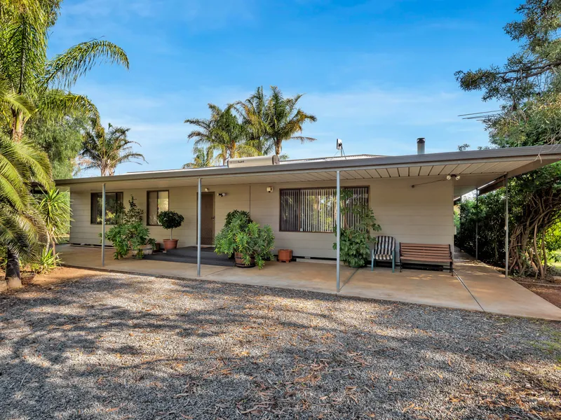 STUNNING 4 BEDROOM RESIDENCE OFFERING 