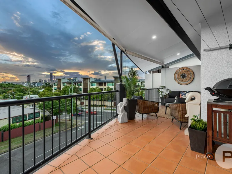Sensational two-bedroom apartment capturing city views