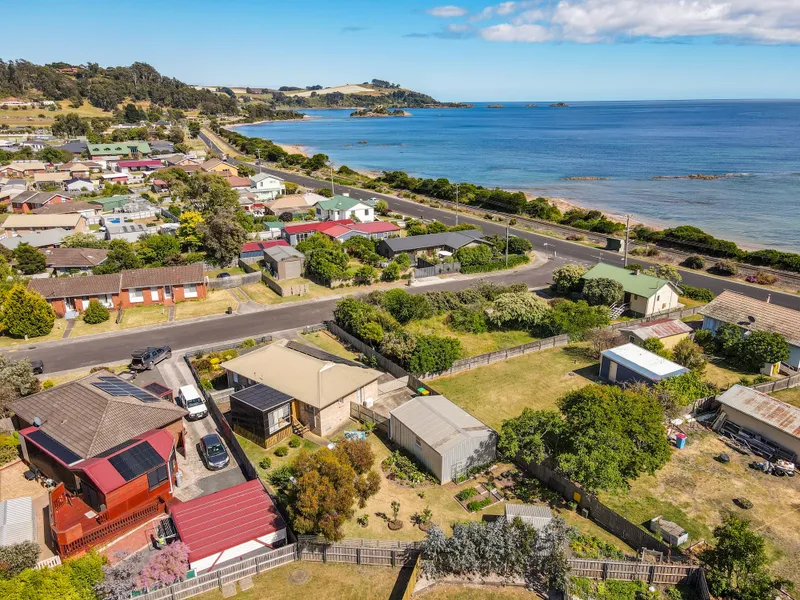 Walk 80 meters to the Beach !