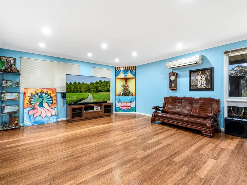 Single level home with park side living