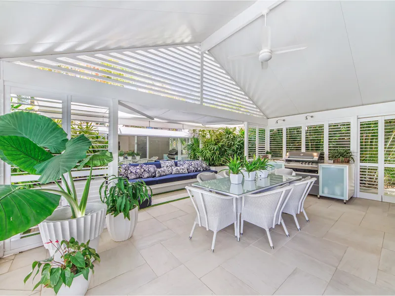 ROBINA ISLAND SOPHISTICATION