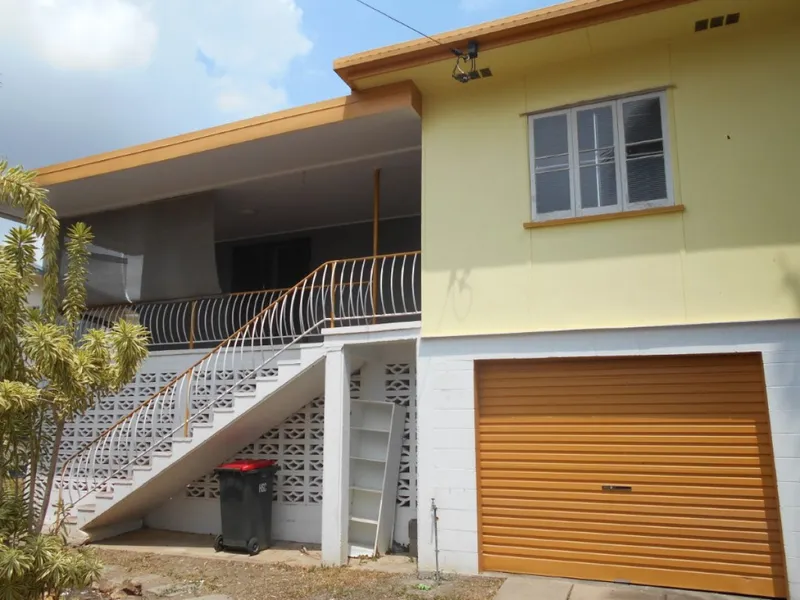 LARGE FAMILY HOME IN TOWN !