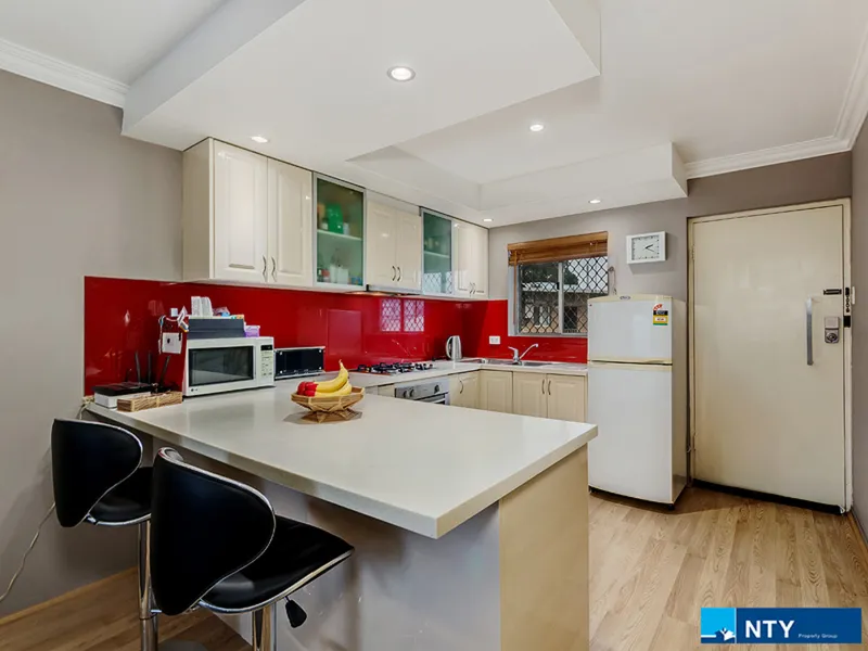MODERN, STYLISH AND FULLY FURNISHED