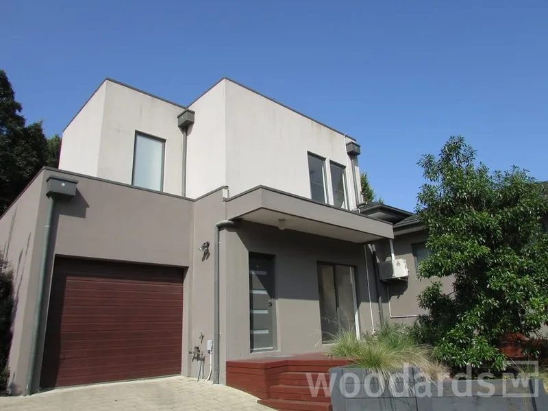 Tranquil Town Living in Lifestyle Locale
