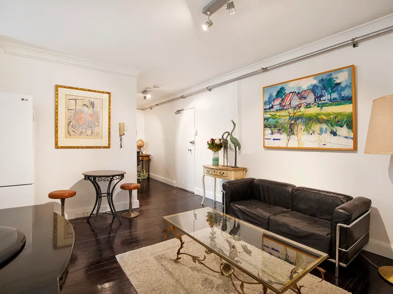 Picture perfect 1 bedroom art deco apartment