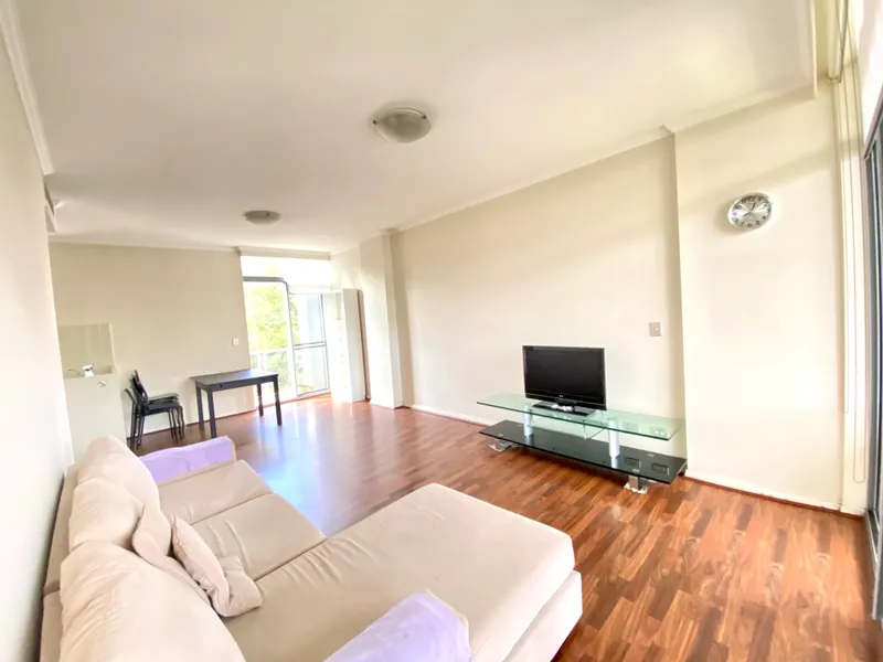 Spacious 2 Bedrooms Apartment with Car Space