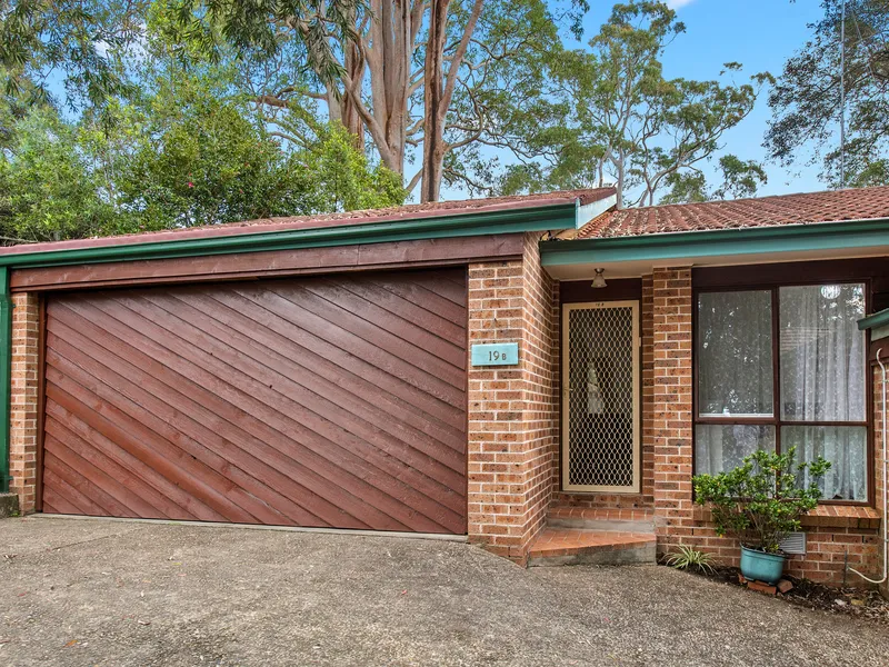 Low Maintenance Private, Easy Access, Walk to Rail.