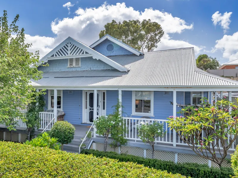 Character Weatherboard Home Within Walking Distance to The Beach