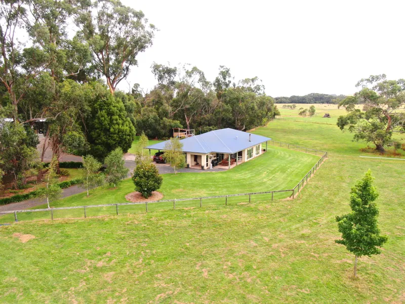 ULTIMATE RURAL LIFESTYLE ON 11 ACRES