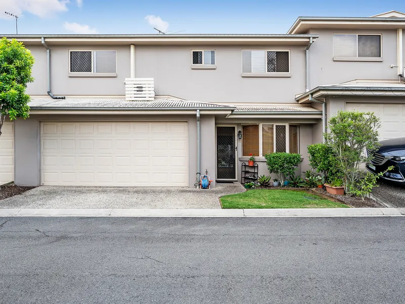 SPACIOUS 4 BEDROOM TOWNHOUSE WITH DOUBLE GARAGE!!