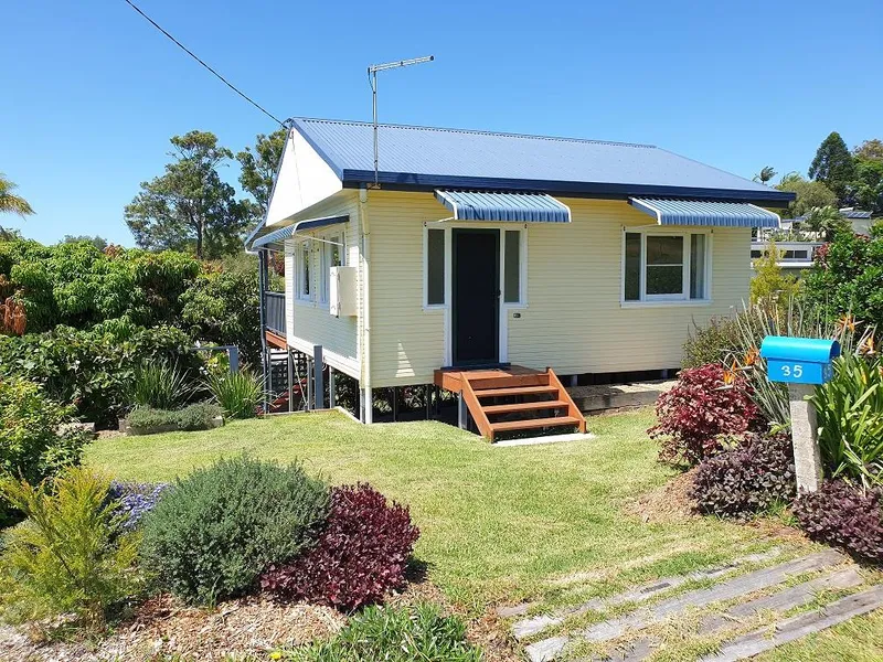 Cute Cottage In Walking Distance To Town