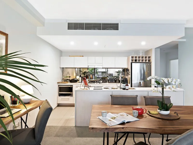 Oversized urban retreat in a quiet laneway setting - AVAILABLE FULLY FURNISHED OR UNFURNISHED WITH WASHER DRYER