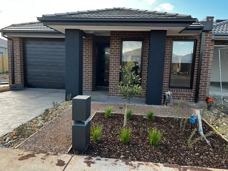 Brand New 4 Br Home in Thornhill Park!
