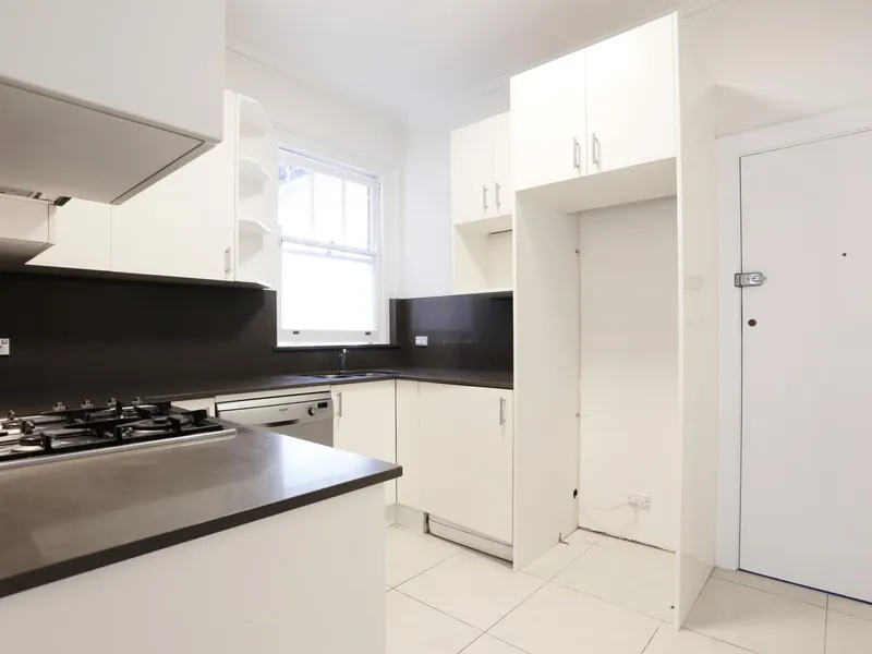 ** Rent Drop ** Renovated 3 bedroom unit in one of Darling Points most beautiful streets