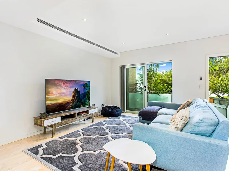 STYLE AND LUXURY - SPLIT ACROSS 3 SPACIOUS LEVELS!